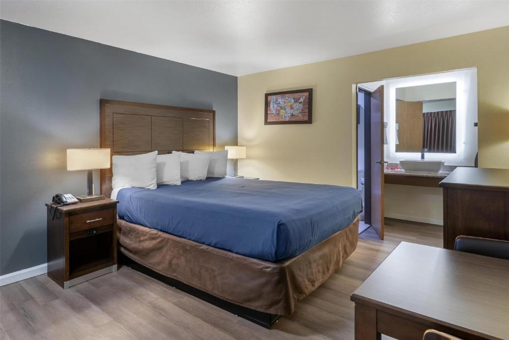 King Room with Bath Tub - Disability Access/Non-Smoking interior